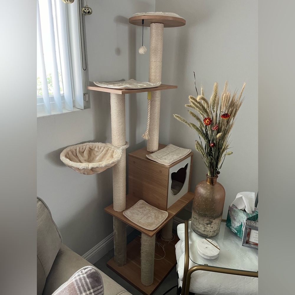 Cat Tower that’s beige & wood, rope, & fleece. Very gently used.
